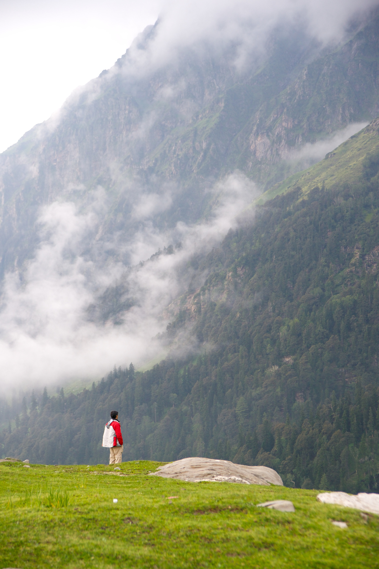 Man watching Rohtang pass from Marhi